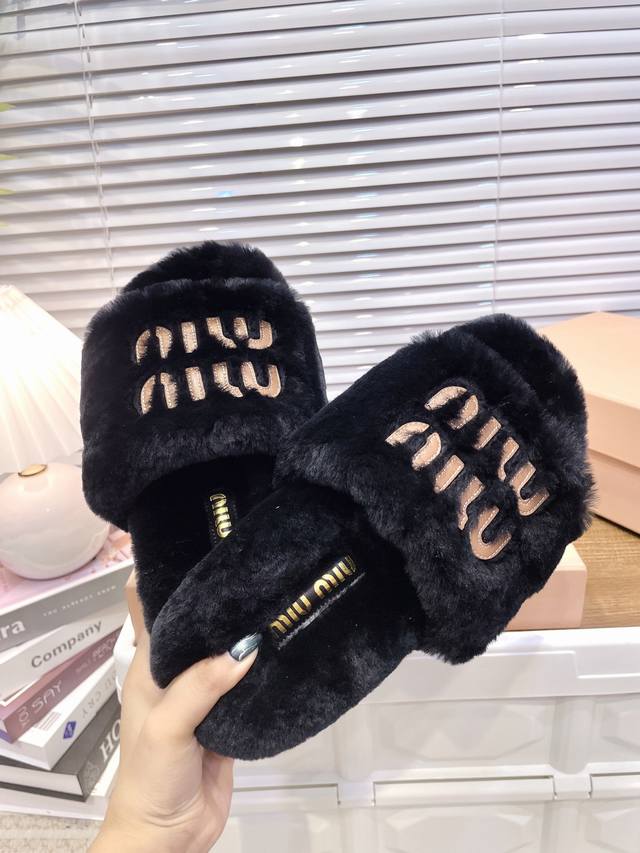 Miumiu P: Size：35-39 40定制不退换 秋冬新品毛毛拖 居家还是外穿都是百搭时髦单品，秋冬搭配袜子，太好看了吧 鞋面进口澳洲真羊毛内里垫脚羊毛